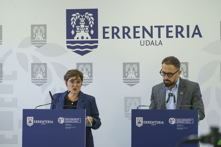 Aitzpea Otaegi, alcaldesa de Errenteria, y el consejero de Vivienda, Denis Itxaso, en octubre, en el paso previo a esta declaración como zona tensionada.