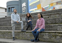 Redondo, Zubimendi eta Agirrezabal, ikastolaren kanpokaldean.