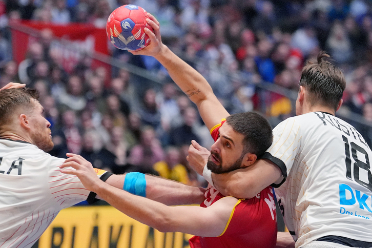 Martim Costa, frenado por la defensa germana, fue el héroe luso con su gol en la prórroga.
