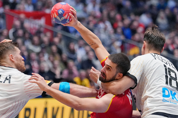 Martim Costa, frenado por la defensa germana, fue el héroe luso con su gol en la prórroga.