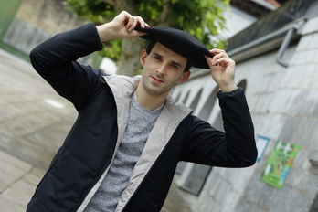 Jokin Altuna, bere ibilbidean irabazitako txapel batekin.