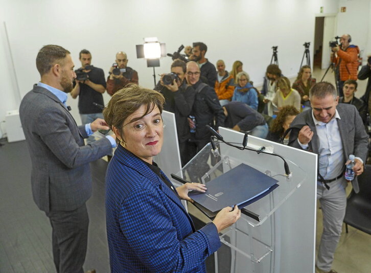 Aizpea Otaegi alkatea eta Denis Itxaso sailburua, Errenteria eremu tentsionatu izendatzeko urriko ekitaldian.