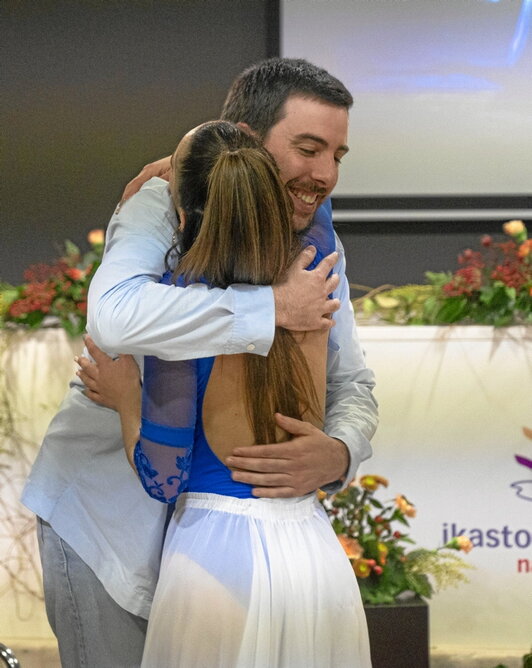 Eskertuta, Martxel Rodriguezek dantzaria besarkatu zuen.