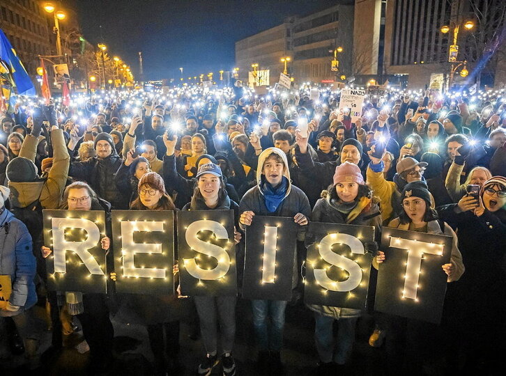 Manifestantes contra los planes sobre migración de la CDU y AfD.