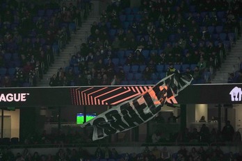 Momento de la retirada de una de las tres pancartas que componían el lema ‘Israelekin harremanak eten’.