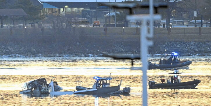 En la página anterior, los equipos de emergencia rastrean el río Potomac junto a los restos del avión. A la derecha, Trump responde a los periodistas.