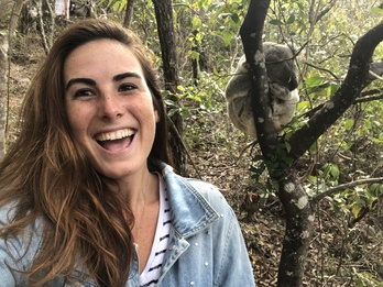 Naia Aduriz Magnetik irletan, eta atzean koala bat lotan.