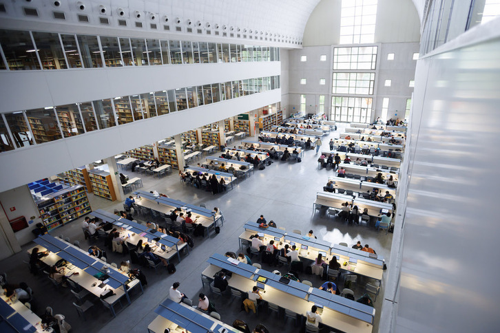 Imagen de la biblioteca de la UPNA.