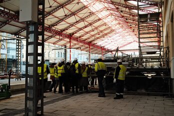 La estructura metálica que cubría los andenes ha vuelto a ser montada.