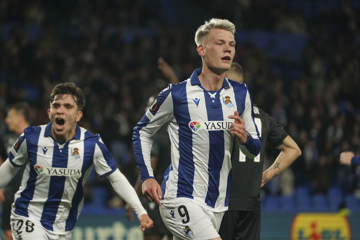 Oskarsson celebra uno de los goles en el último duelo europeo de la Real contra el PAOK.