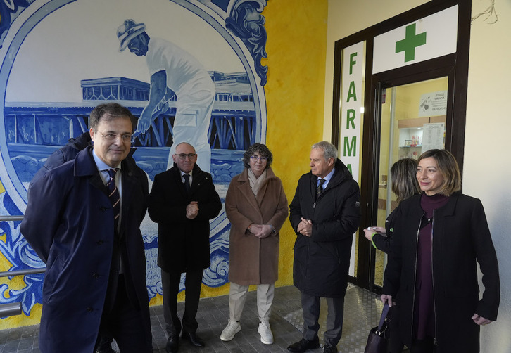 Botikak Arabako landa eremuan etxez etxe banatzeko ekimena aurkeztu dute Lakuak, Arabako Aldundiak eta Farmazialarien Elkargoak.