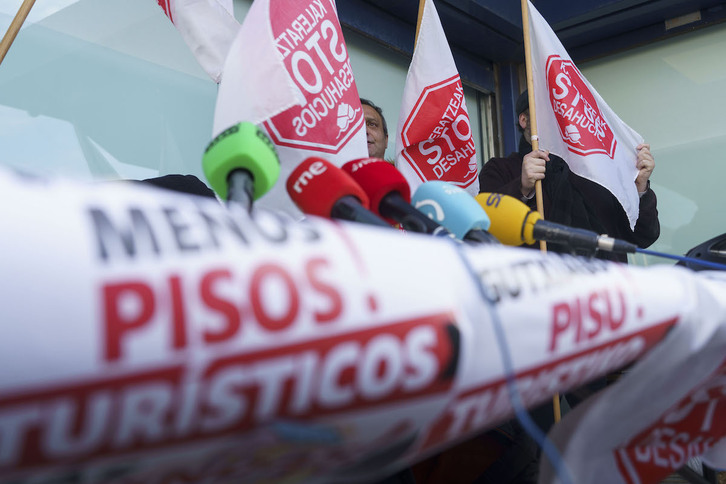 Imagen de archivo de una comparecencia de Stop Desahucios en Donostia.