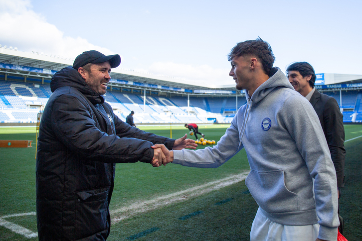 Pau Cabanes –saluda al técnico alavesista– ya está en Gasteiz y ha entrenado con el equipo.