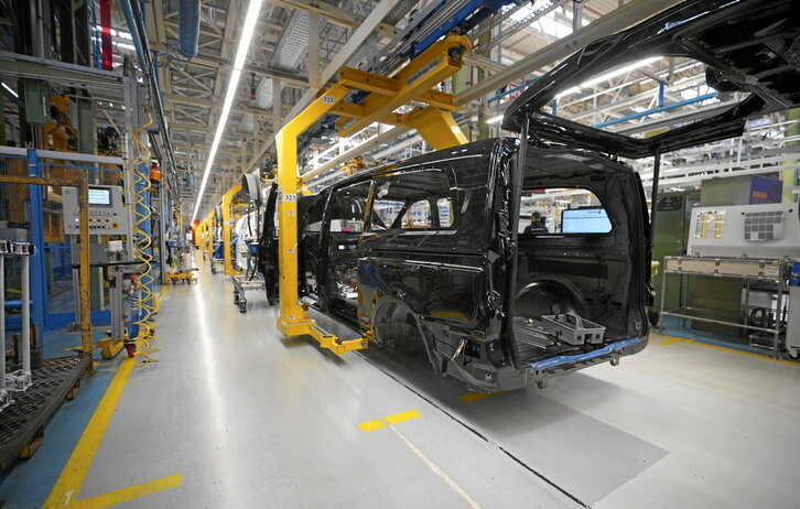 Una fuegoneta en fabricación en la planta de Mercedes Benz en Gasteiz.