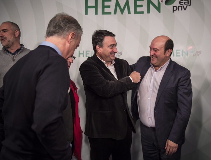 Aitor Esteban y Andoni Ortuzar, en una noche electoral en Sabin Etxea. 