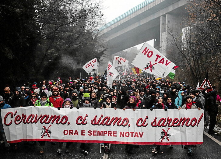 Abajo, manifestación anti TAV en el Valle de Susa; el centro Askatasuna de Turín; e incidentes tras una marcha contra el macroproyecto.