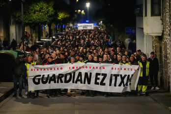 Jende andana bildu du manifestazioak, Laudioko kaleak betez.