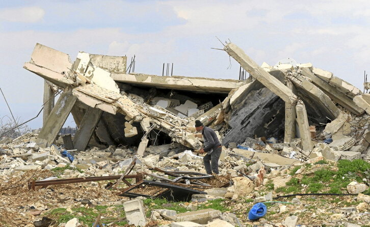 Un hombre busca entre los restos de su casa destruida en la localidad de Al-Jibbain, en el sur de Líbano.