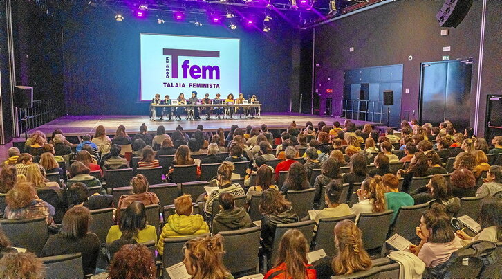 Goian, Amaia Perez Orozko, Kizkitza Gil de San Vicente eta Iolanda Jubeto, aurtengo txostenaren aurkezpenean. Ondoko orrian, joan den urtean Errenterian egin zuten Talaia Feminista Uneko irudia.