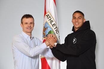 Maroan Sannadi estrecha la mano al presidente del Athletic, Jon Uriarte.