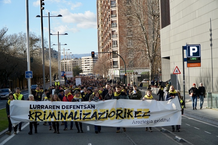 La cabecera de la manifesación, a la altura del Palacio Baluarte, con la Avenida del Ejército llena de gente.