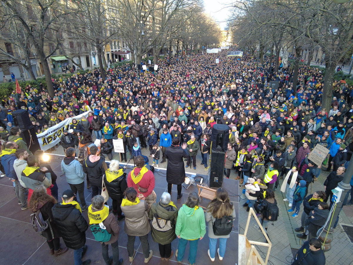 La manifestación en su punto final, en el paseo de Sarastea. (AROZTEGIA ELKARTASUNA)