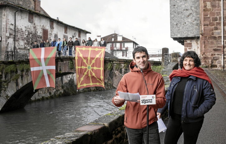 Mattin Etcheverry eta Ainize Butron, Donibane Garazin egin duten agerraldian.