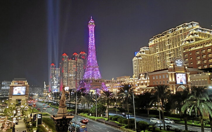 El Hotel The Parisian de Macao en la zona de casinos, con una reproducción a escala de la Torre Eiffel.