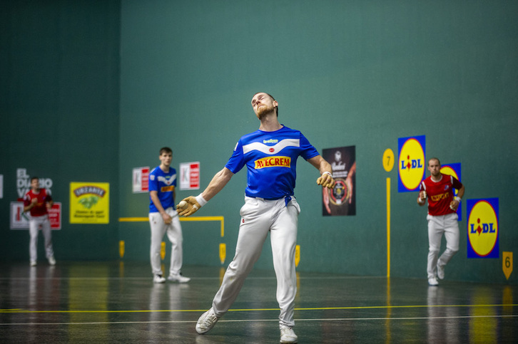 Unai Laso ha hecho un daño tremendo con el saque a un Zabaleta irreconocible.