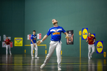 Unai Laso ha hecho un daño tremendo con el saque a un Zabaleta irreconocible.