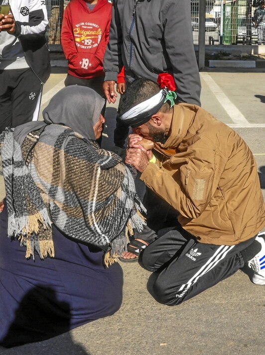 Un preso palestino se reúne con su madre en Jan Yunis.