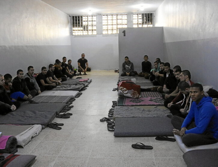 En la página anterior, los prisioneros de la celda número 1 del centro de detención Panorama. Junto a estas líneas, el joven surinamés Stefan Uterloo se asoma al ventanuco con rejas de la puerta de su celda.