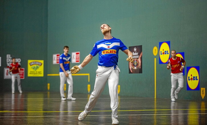 Laso hizo un daño tremendo con el saque a un Zabaleta irreconocible.