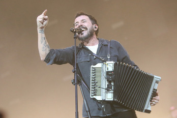 Xabi Solano, Esne Beltza taldearen sortzailea eta abeslaria, taldearen azken kontzertuan.