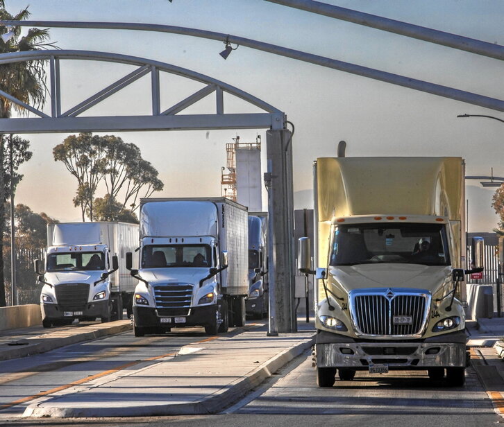 Varios camiones entran en EEUU desde México por el paso de Otay Mesa.