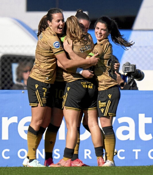 Las donostiarras celebran el gol de Eizagirre.