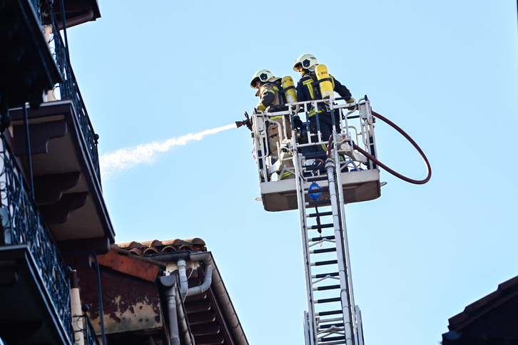 Los bomberos, en plenas labores de extinción. 