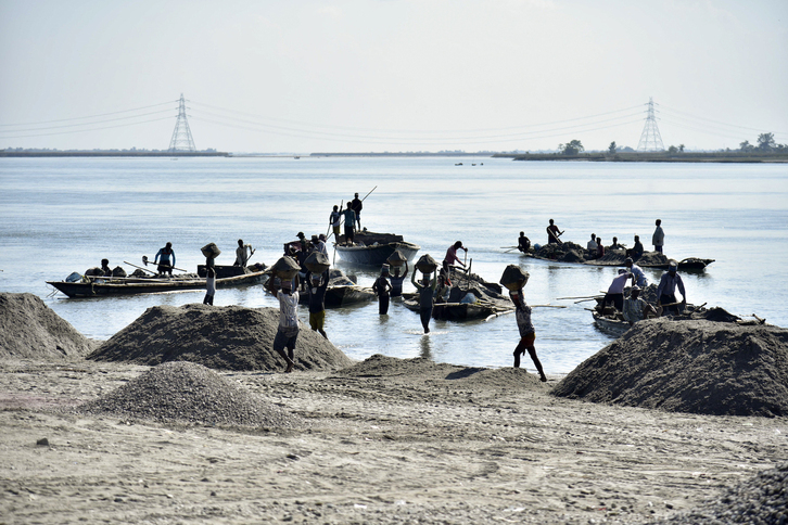 India iparraldeko langile talde bat, Beki ibaitik harea ateratzen.