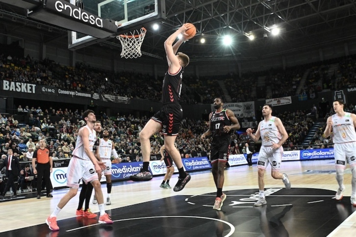 De Ridder y Marvin Jones en imagen, los dos jugadores más determinantes de Bilbao Basket.