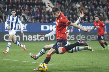 Budimir arma la zurda para anotar el tanto que abría el marcador.