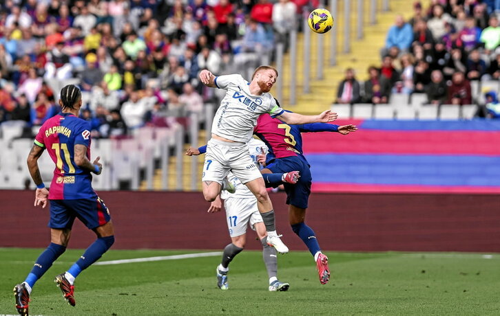 Carlos Vicente intenta rematar en el área blaugrana en Montjuïc.