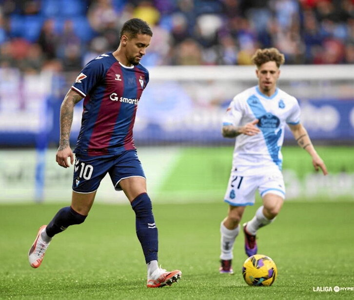 Matheus, que regresó al once, avanza con el balón ante el exarmero Mario Soriano.