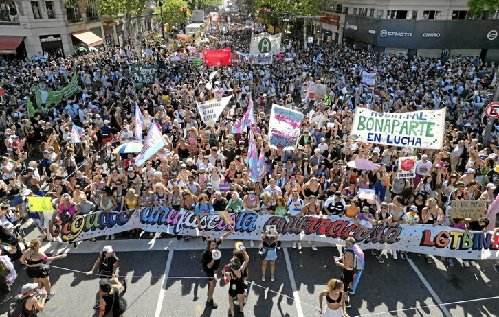 Una multitud secundó el «orgullo antifascista antirracista» contra el «discurso de odio» de Milei.
