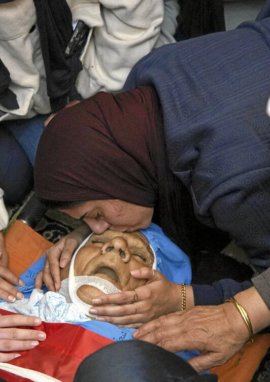 Una familiar se despide de Walid Lahlouh, de 73 años.