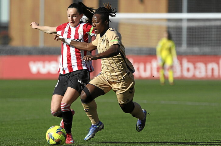 Amani intenta arrebatar el balón a Jone Amezaga.