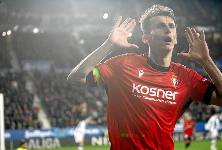 Budimir, protagonista de la jornada, celebra el primero de sus dos goles en El Sadar.