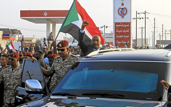 El jefe del Ejército, Abdel Fattah al-Burhan, saluda a las personas concentradas en Puerto Sudán.
