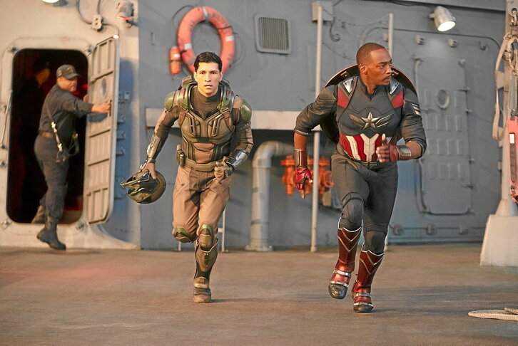 Danny Ramírez, a la izquierda, junto a Anthony Mackie, que es el nuevo Capitán América en la última película de Marvel: «Capitán América: Brave New World».