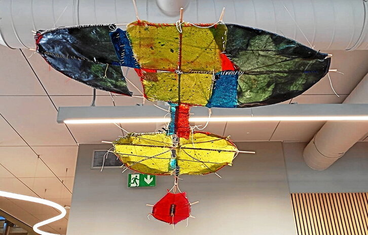 Cometa ideada por Estela Miguel, con biomateriales de los propios residuos del Hospital de Día de Ermua, que se puede ver en BBK Kuna de Bilbo.