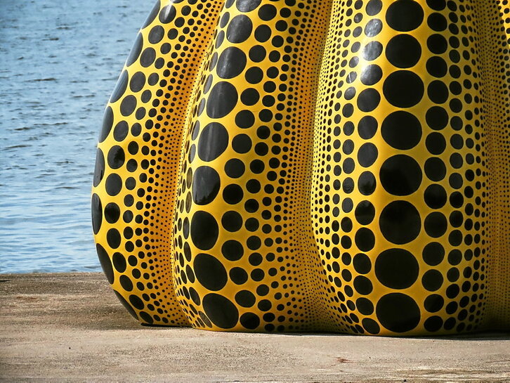Kalabaza horia. Yayoi Kusama artistaren «Yellow Pumpkin».